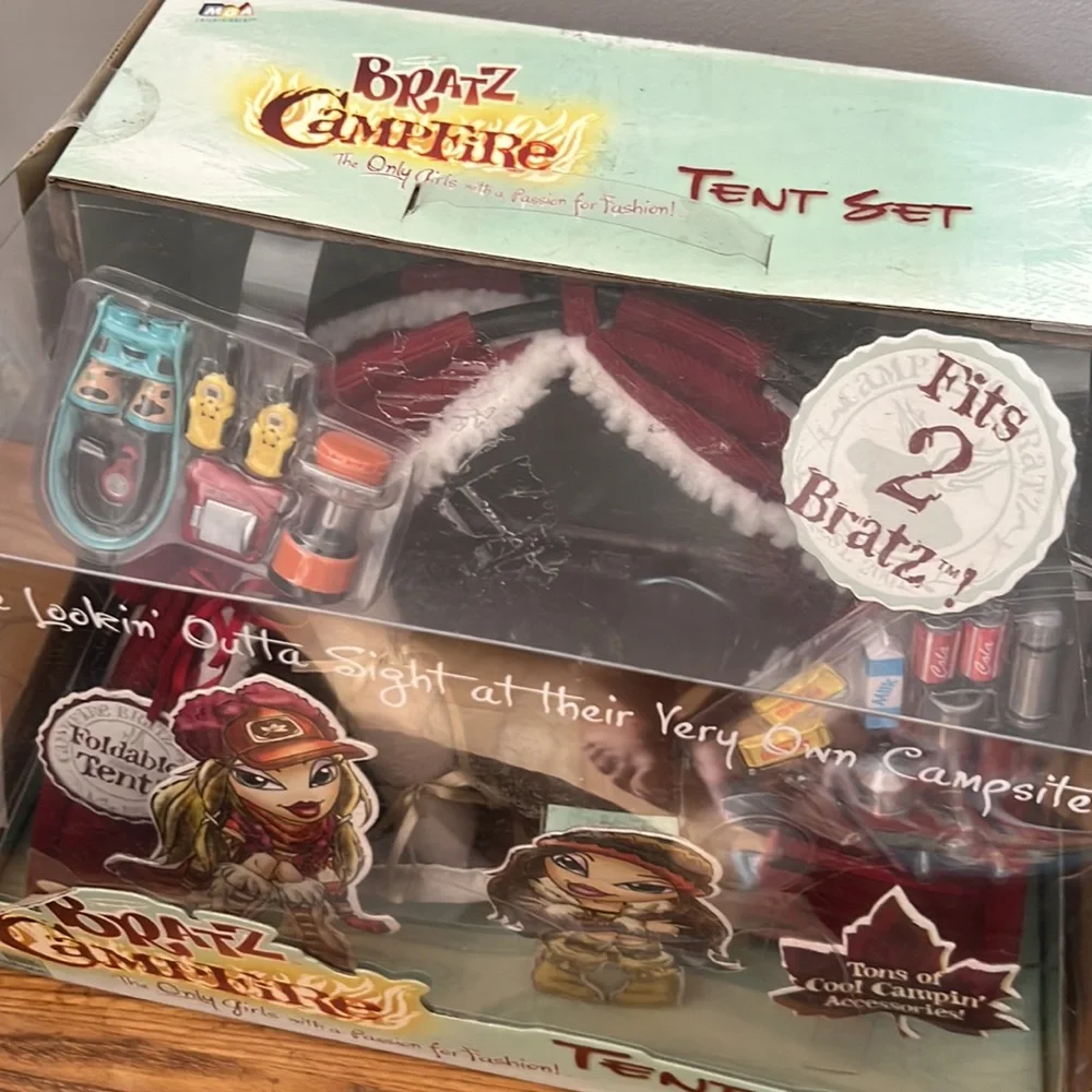 NRFB Bratz Campfire Tent Set Playset - Picture 4 of 11